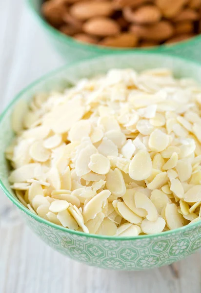 ahşap yüzeyde dilimlenmiş badem