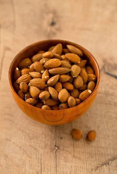 badem ahşap yüzeyde