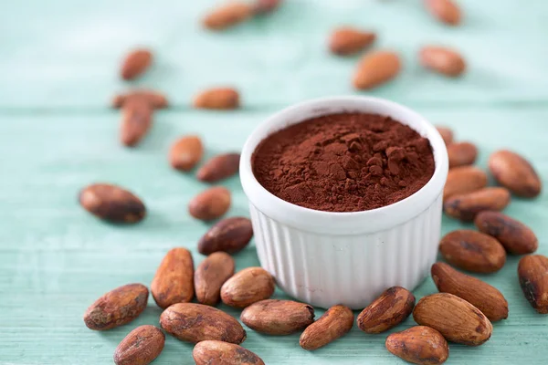 kakao tozu ve fasulye turkuaz yüzeyi