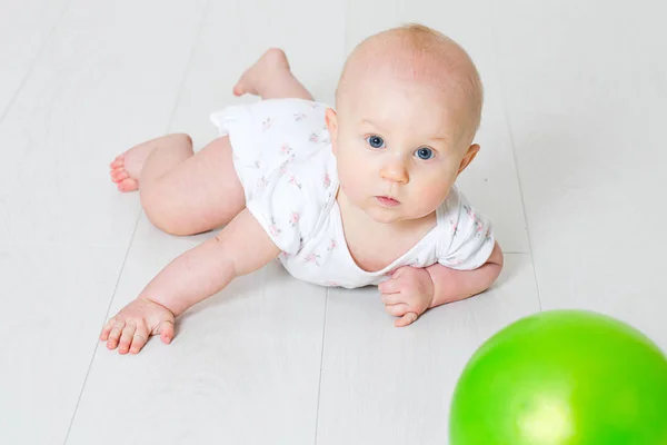 Bebê Brincando Chão — Fotografia de Stock