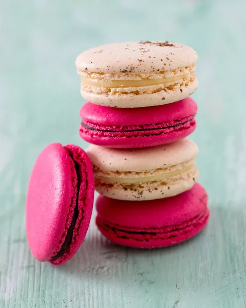 ahududu ve vanilya macaroons turkuaz ahşap yüzey üzerinde