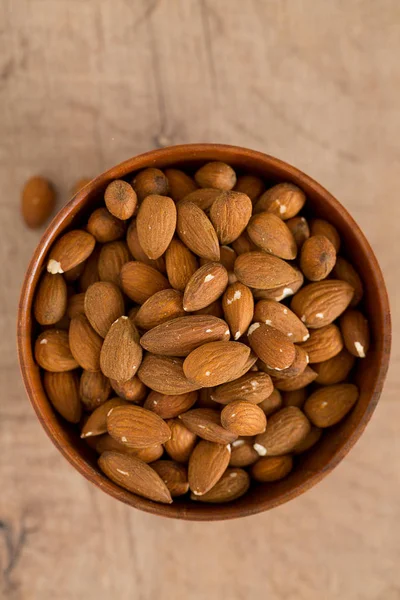 badem ahşap yüzeyde