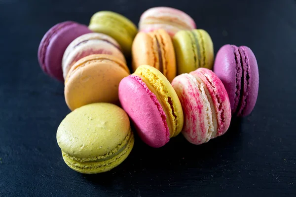 siyah kara tahta üzerinde çeşitli macaroons