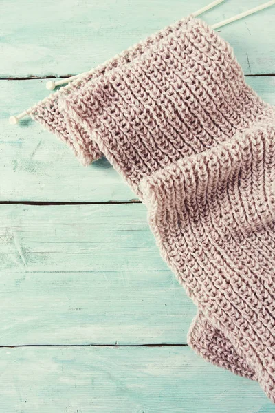 Turkuaz ahşap zemin üzerine örme atkı