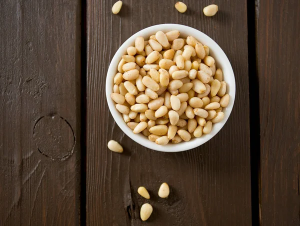 Çam fıstığı ahşap yüzey üzerinde