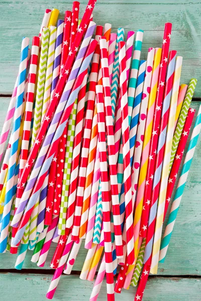 Turkuaz ahşap arka plan üzerinde renkli kağıt payet