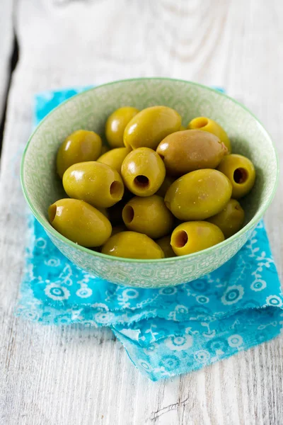 Olive Verdi Ciotola Superficie Legno — Foto Stock