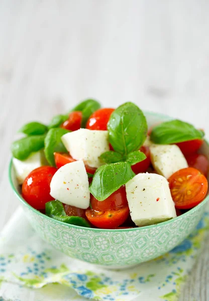 Caprese salatası, görünümü kadar yakın
