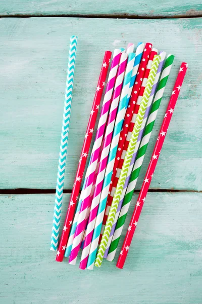 Turkuaz ahşap arka plan üzerinde renkli kağıt payet