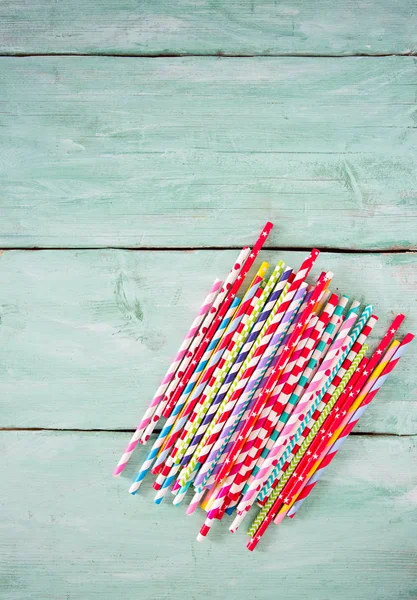 Turkuaz ahşap arka plan üzerinde renkli kağıt payet