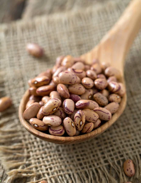 Tahta yüzeyde pinto fasulyesi