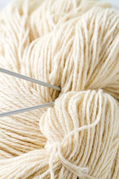 doğal beyaz yün iplik yakın çekim