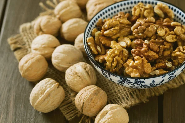 Tahta yüzeyde cevizler