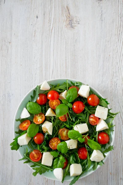 Salada Vegetariana Com Tomate Cereja Mussarela Rúcula — Fotografia de Stock