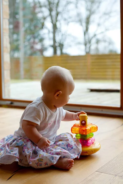 Bonito Bebê Menina Jogar Lado Janela — Fotografia de Stock