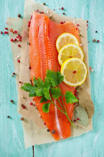 Tahta yüzeyde taze alabalık filetosu.