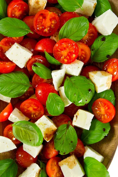 beyaz izole caprese salatası