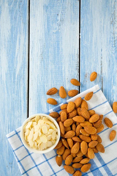 ahşap yüzeyde badem pul