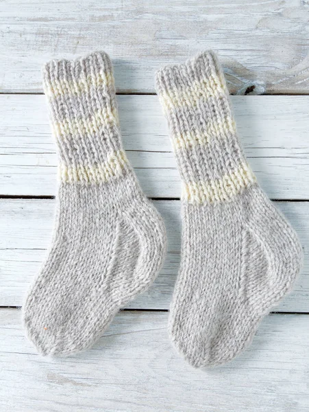 Gestrickte Graue Socken Auf Holzoberfläche — Stockfoto