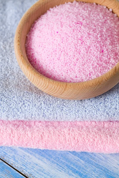 aromatik banyo inci banyo köpüğü ve temiz havlu 