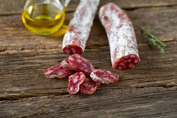 Typische Traditionele Spaanse Salamis Houten Oppervlak — Stockfoto