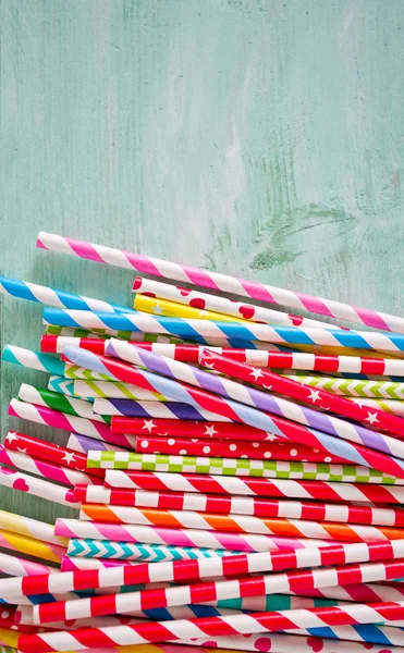 Turkuaz ahşap arka plan üzerinde renkli kağıt payet