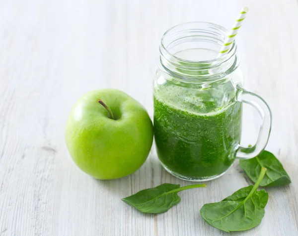 Sağlıklı yeşil ıspanak güler yüzlü