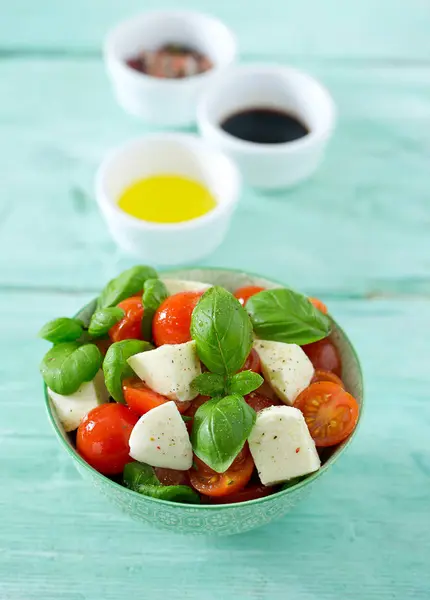 Turkuaz arka plan üzerinde Caprese salatası