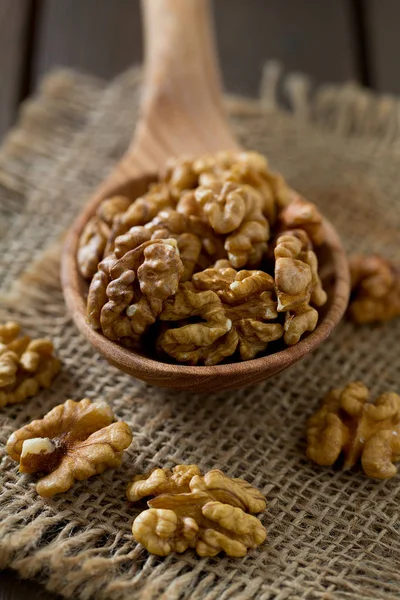 Tahta yüzeyde cevizler