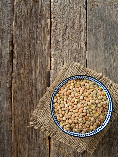 Linsen Auf Holzoberfläche — Stockfoto