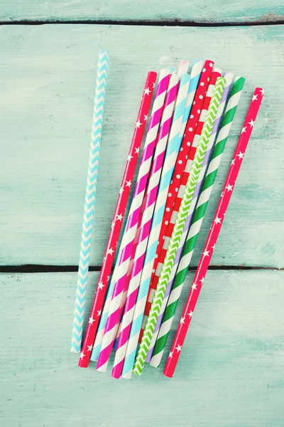 Turkuaz ahşap arka plan üzerinde renkli kağıt payet