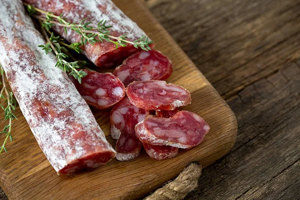 Ahşap yüzey üzerinde tipik geleneksel İspanyol salamis