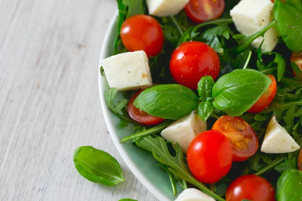 Kiraz domates, mozzarella ve rucola vejetaryen salatası