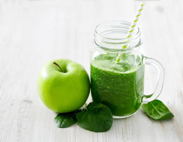 Sağlıklı yeşil ıspanak güler yüzlü