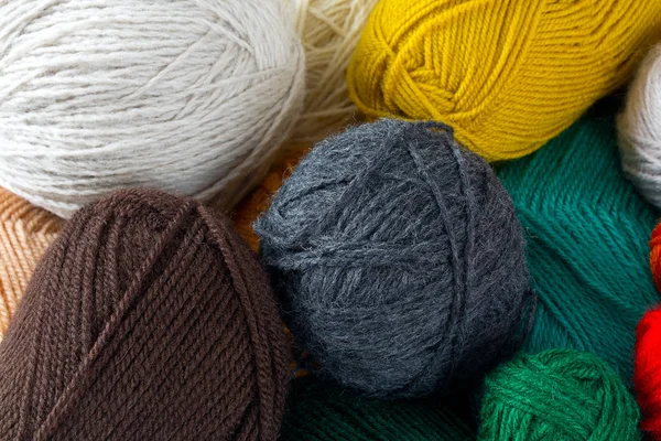 Renkli iplik topları