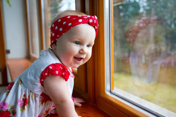 Bonito Bebê Menina Jogar Lado Janela — Fotografia de Stock