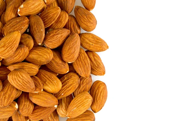 Beyaz arkaplanda izole edilmiş bademler