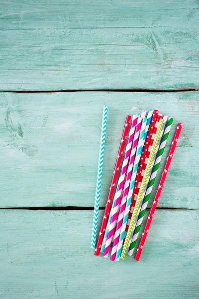 Turkuaz ahşap arka plan üzerinde renkli kağıt payet