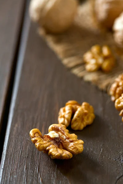 Tahta yüzeyde cevizler