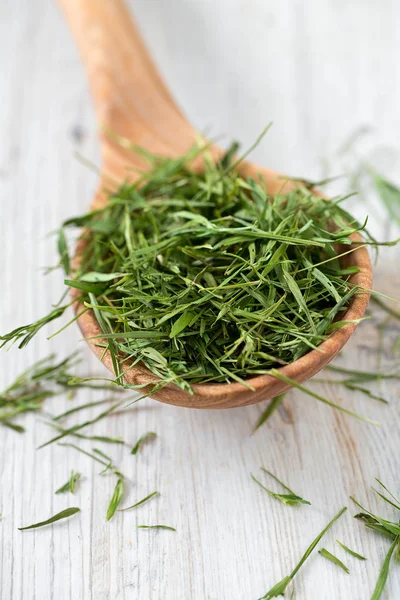 Bambu yaprak çay bir ahşap kase