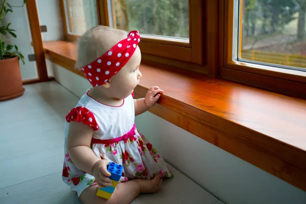 Bonito Bebê Menina Jogar Lado Janela — Fotografia de Stock