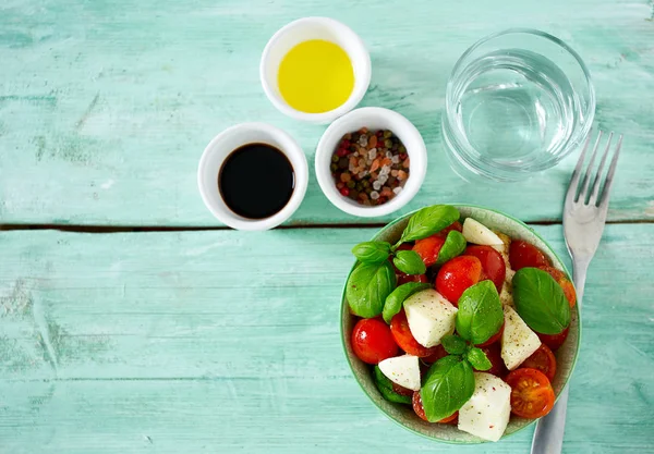 Salada Caprese Fundo Turquesa — Fotografia de Stock