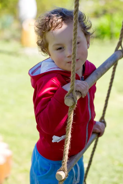 Lindo Niño Pequeño Jugando Patio — Foto de Stock