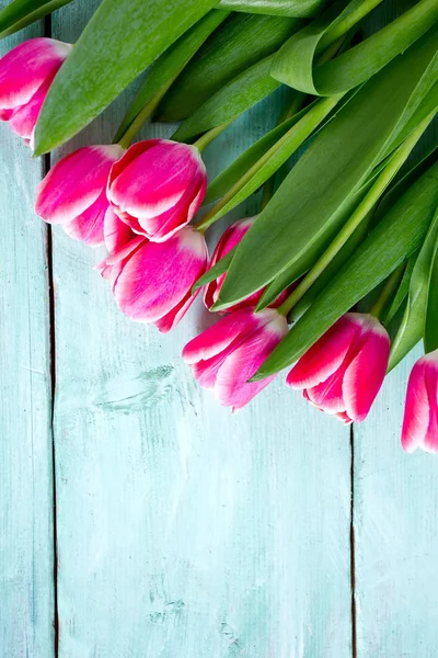 Růžové Tulipány Tyrkysové Dřevěný Povrch — Stock fotografie