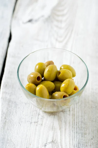 Olive Verdi Ciotola Superficie Legno — Foto Stock