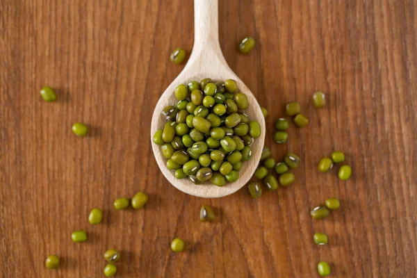 Groene Mung Bonen Houten Oppervlak — Stockfoto