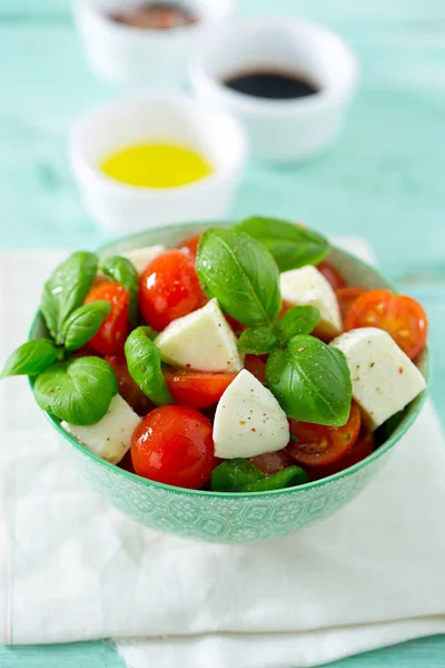 Salada Caprese Fundo Turquesa — Fotografia de Stock