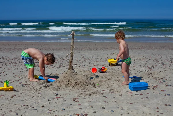 ビーチで遊んでいる少年たち — ストック写真
