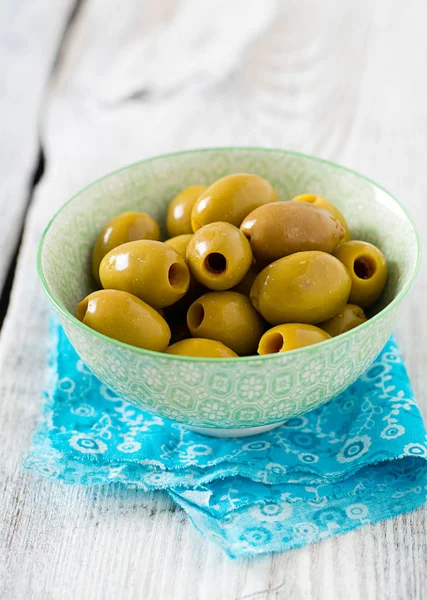 Olive Verdi Ciotola Superficie Legno — Foto Stock