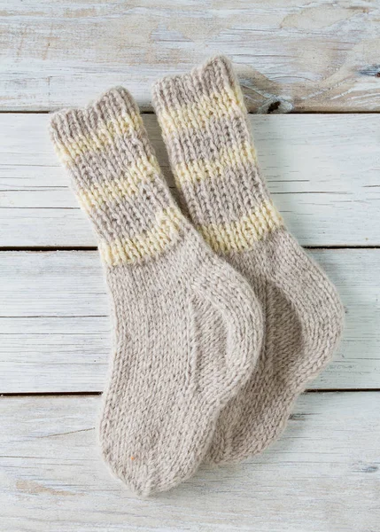 Gestrickte Graue Socken Auf Holzoberfläche — Stockfoto